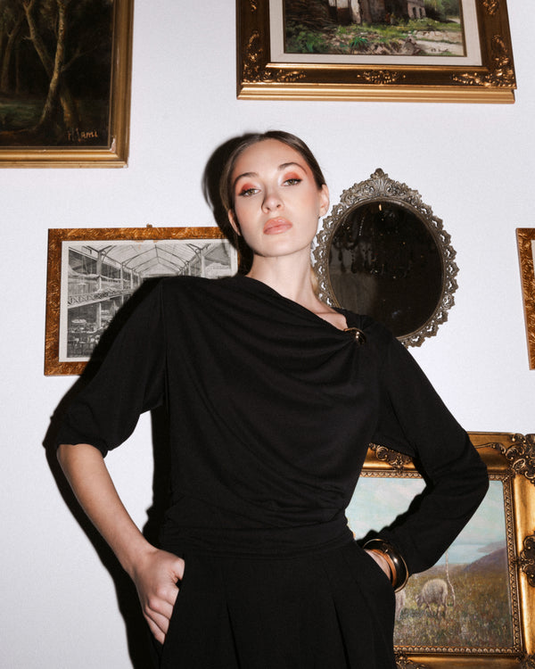 MAGLIA DRAPPEGGIATA CON DETTAGLIO GIOIELLO FIORENZA AMADORI 67020
